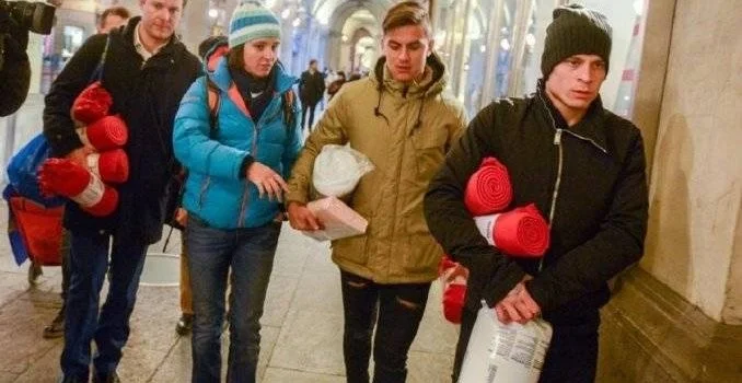 Dybala e Iturbe, una notte in strada a Torino per aiutare i senzatetto